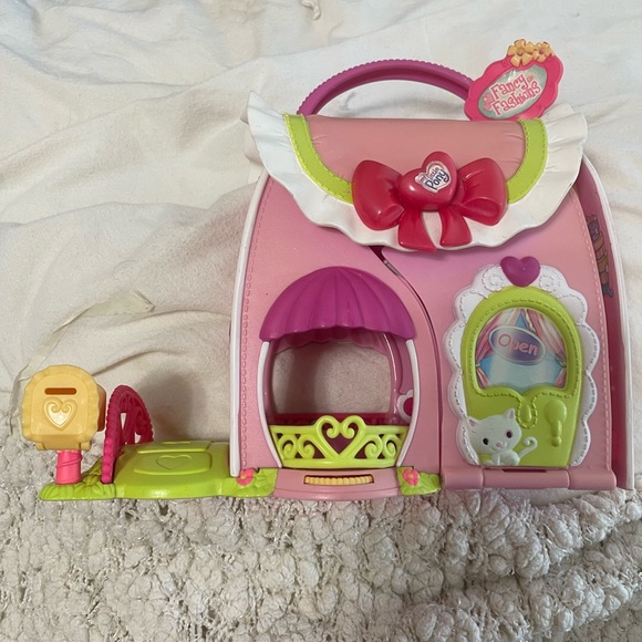 My Little Pony Fancy Fashions Boutique Ponyville - Picture 1 of 12